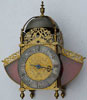 A handsome lantern clock with glazed wings and original verge escapement and short pendulum between the trains, made in the 1690s by John Wright of Mansfield..
阿帅仿古灯笼时钟与釉面的翅膀，原来濒临擒纵